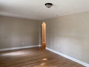 905 S Lincoln St in Bloomington, IN - Foto de edificio - Building Photo