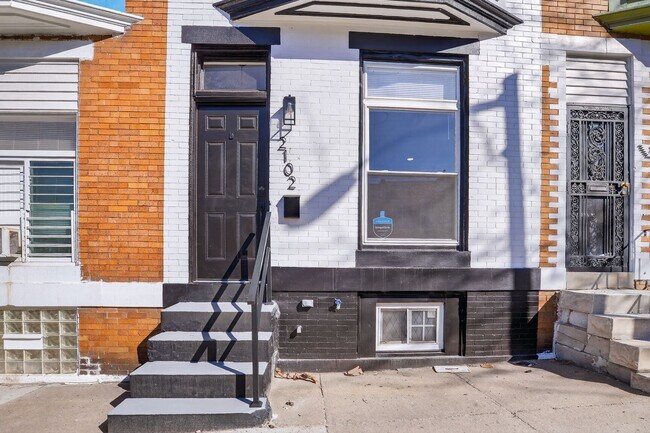 2102 W Saratoga St in Baltimore, MD - Building Photo - Building Photo