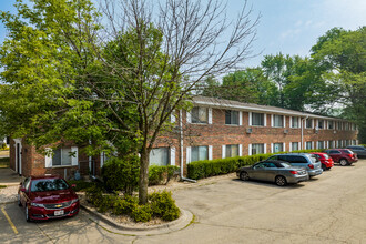 Colonial Apartments in Monona, WI - Foto de edificio - Building Photo