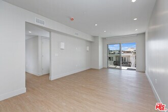 11837 Mayfield Ave-Unit -104 in Los Angeles, CA - Foto de edificio - Building Photo