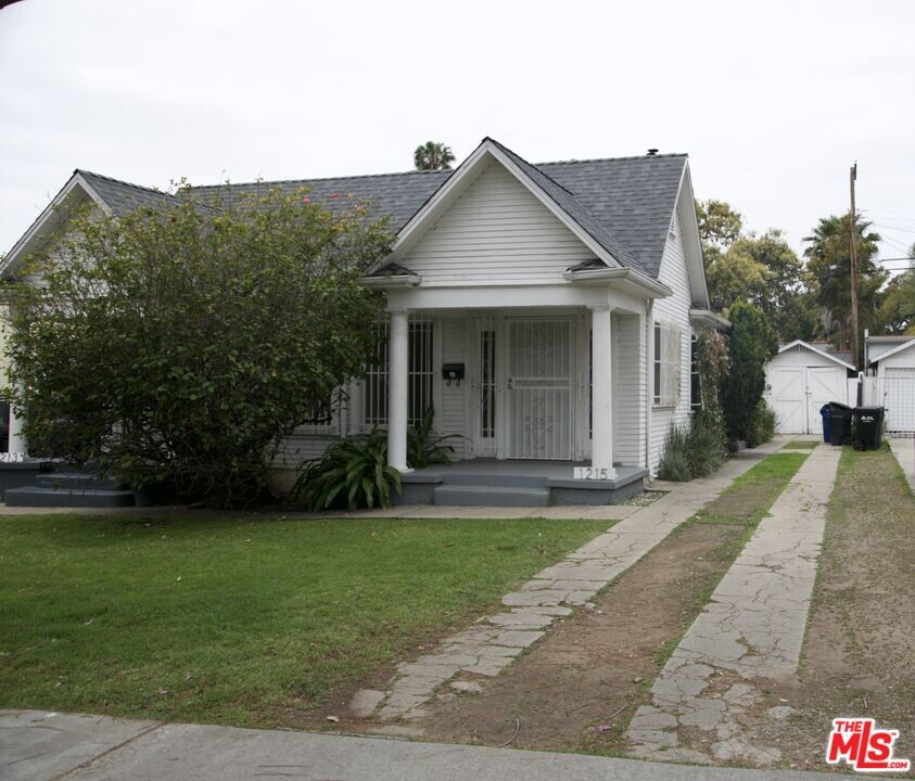 1215 N Poinsettia Pl in Los Angeles, CA - Foto de edificio