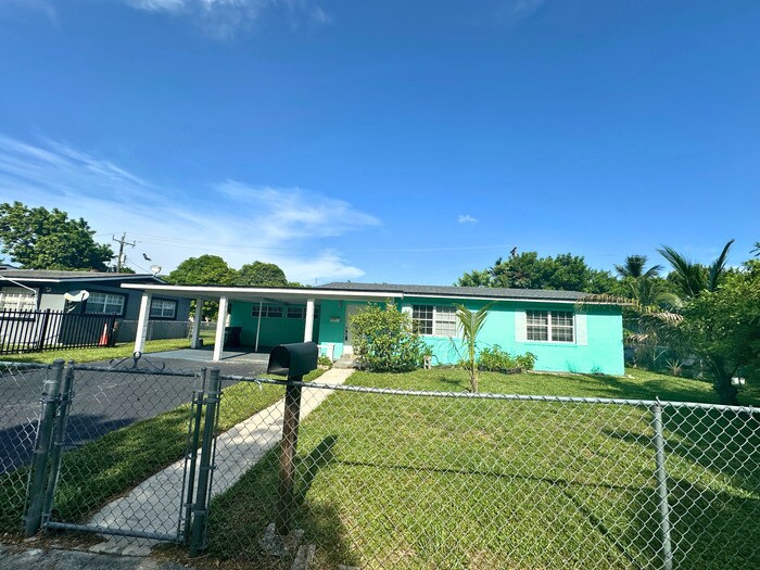 19341 NE 1st Pl in Miami, FL - Building Photo