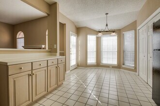 2085 Cameo Dr in Lewisville, TX - Foto de edificio - Building Photo