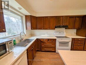 262 Alscot Crescent in Oakville, ON - Building Photo - Building Photo