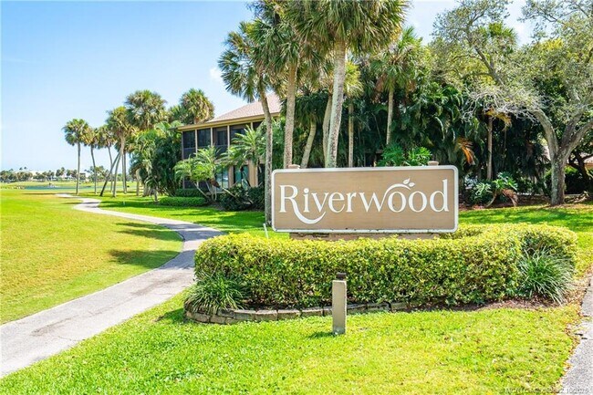 233 NE Edgewater Dr in Stuart, FL - Building Photo - Building Photo