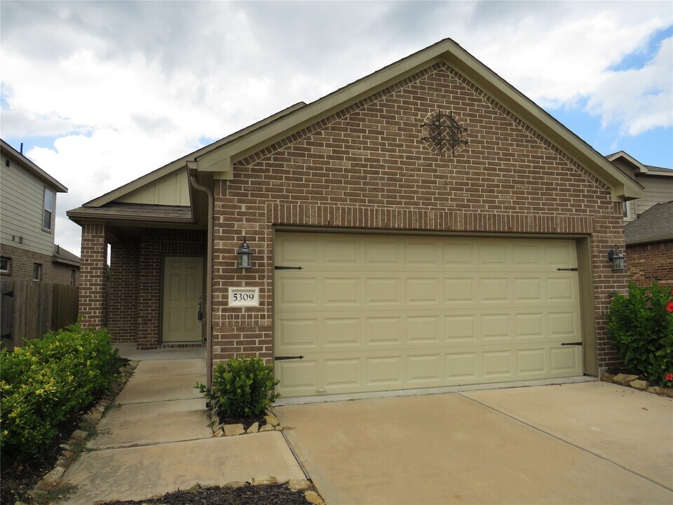 5309 Abbeville Ct in Dickinson, TX - Building Photo