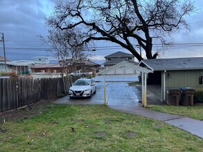 2667 Lakeshore Blvd, Unit 3 in Lakeport, CA - Foto de edificio - Building Photo