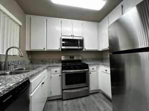 651 W California Ave in Glendale, CA - Building Photo - Building Photo