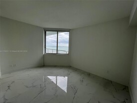 335 S Biscayne Blvd, Unit 1509 in Miami, FL - Building Photo - Building Photo