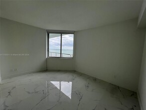 335 S Biscayne Blvd, Unit 1509 in Miami, FL - Foto de edificio - Building Photo