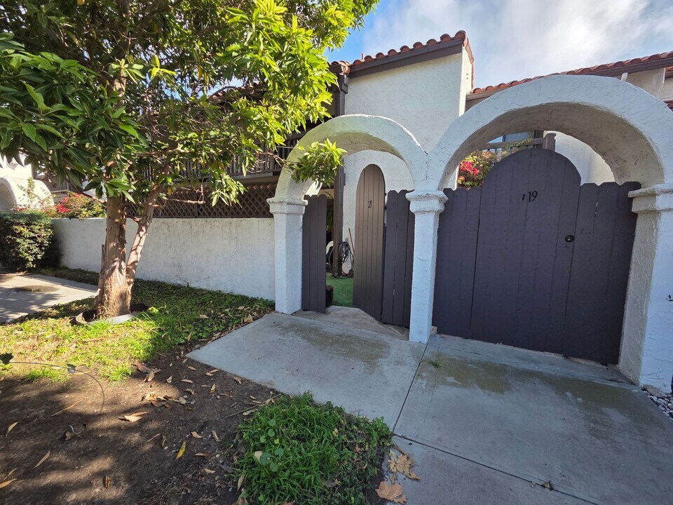 21 Mission Plaza Dr in Ventura, CA - Building Photo