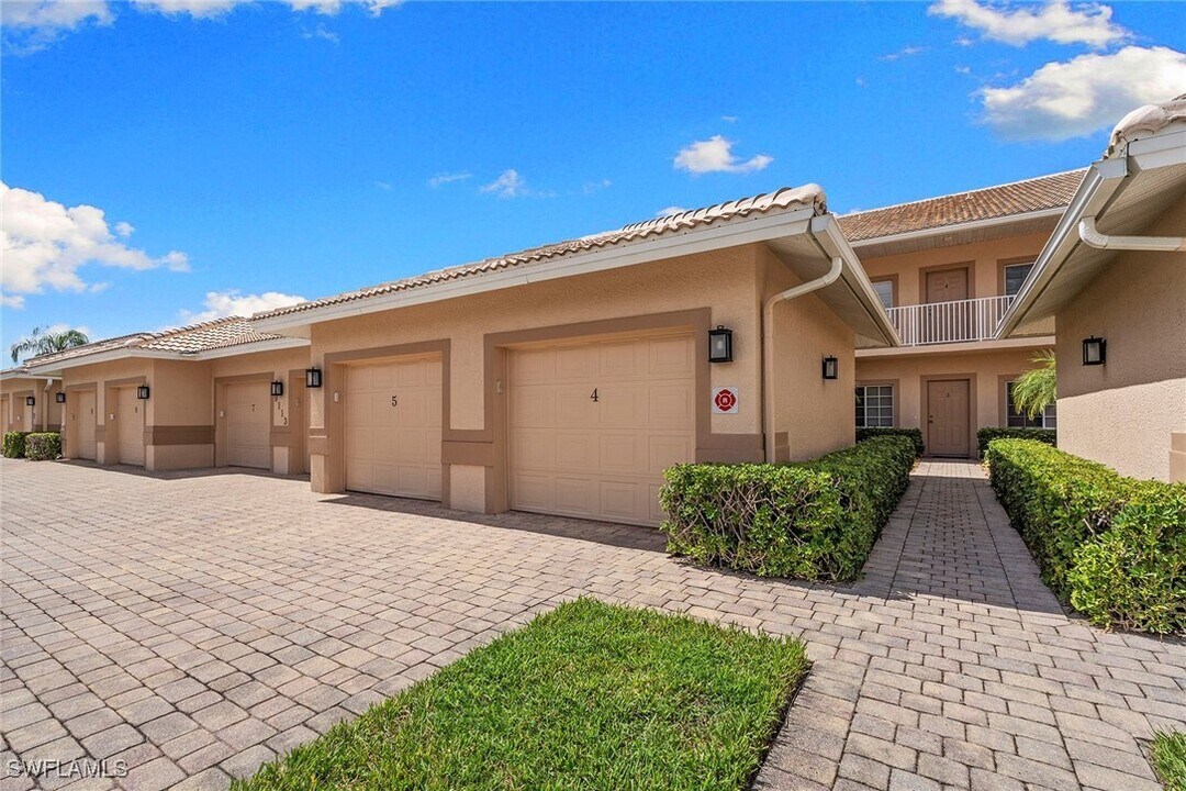 9113 Michael Cir in Naples, FL - Building Photo