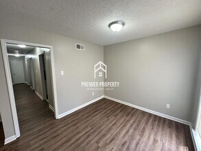 4430 Crescent Park Dr in Memphis, TN - Foto de edificio - Building Photo