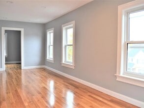 11 Roberts St, Unit #2 in Somerville, MA - Foto de edificio - Building Photo
