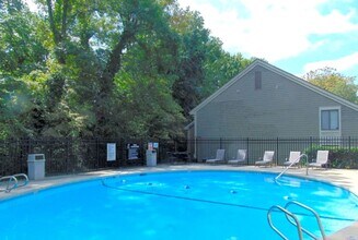 1502 Benjamin Pkwy in Greensboro, NC - Foto de edificio - Building Photo