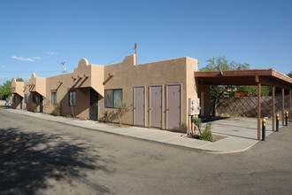 1443 N Sycamore Blvd in Tucson, AZ - Foto de edificio - Building Photo