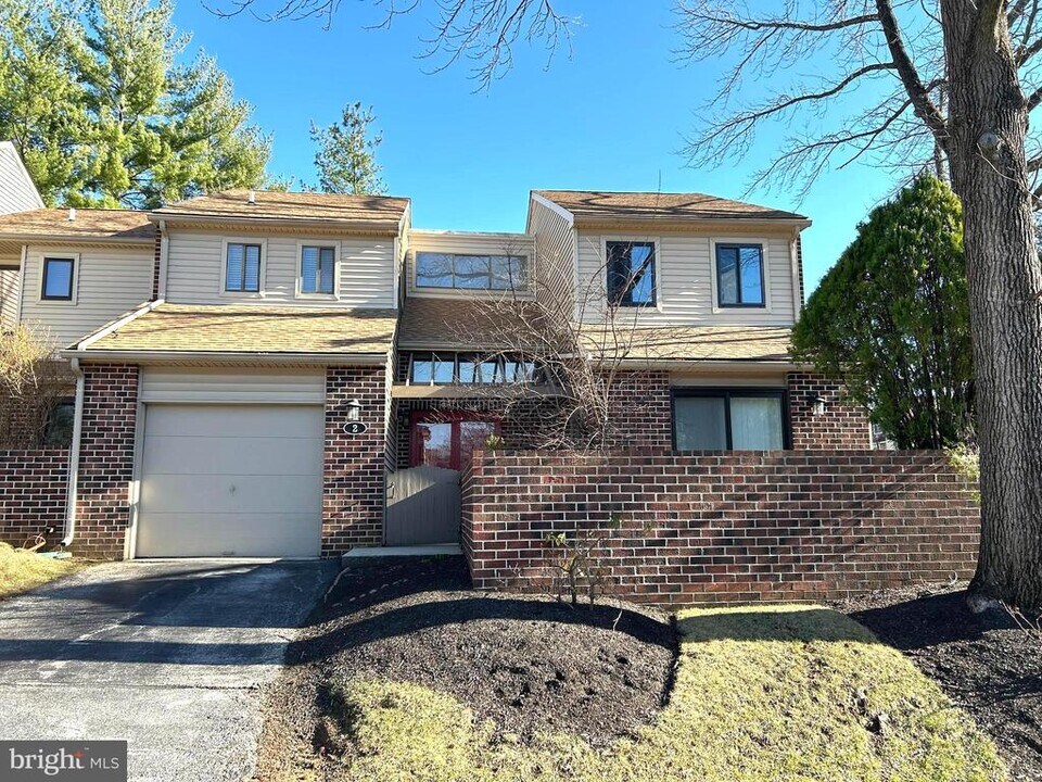 2 Stirling Ct in Chesterbrook, PA - Building Photo