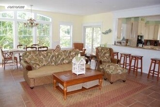 77 N Midway Rd in Shelter Island, NY - Building Photo - Building Photo