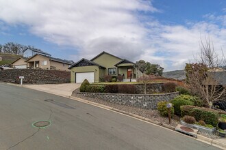 233 Palmdale Ave in Roseburg, OR - Building Photo - Building Photo