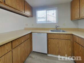 9411 Aizenberg Cir in Elk Grove, CA - Building Photo - Building Photo