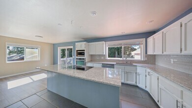 1145 SW 6th Ave in Oak Harbor, WA - Building Photo - Building Photo