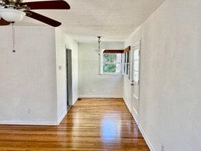 604 N Kentucky Ave in DeLand, FL - Foto de edificio - Building Photo