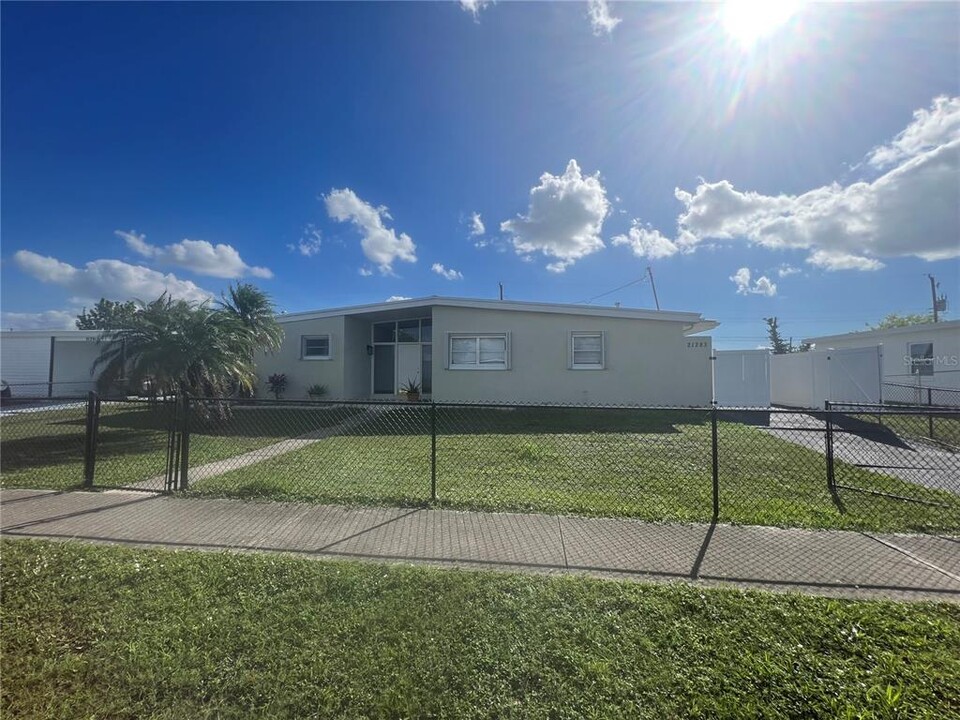 21283 Hepner Ave in Port Charlotte, FL - Building Photo