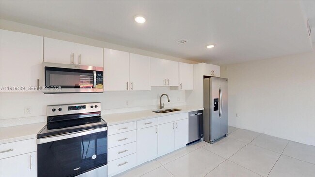 14546 SW 260th St in Princeton, FL - Foto de edificio - Building Photo