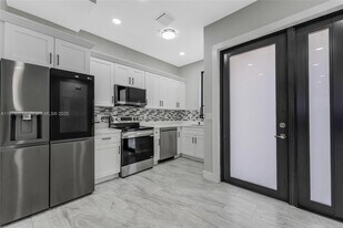 1962 NW 107th St in Miami, FL - Building Photo