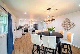 10058 Timberoak Dr in Houston, TX - Building Photo - Building Photo