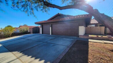 8525 Del Rey Ave in Las Vegas, NV - Building Photo - Building Photo