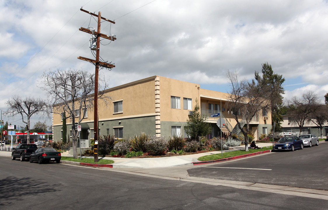 Atrium Court South of the Boulevard in Woodland Hills, CA - Foto de edificio