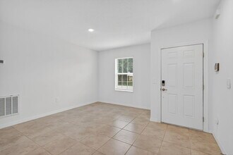 657 NE Horizon Ln in Port St. Lucie, FL - Foto de edificio - Building Photo