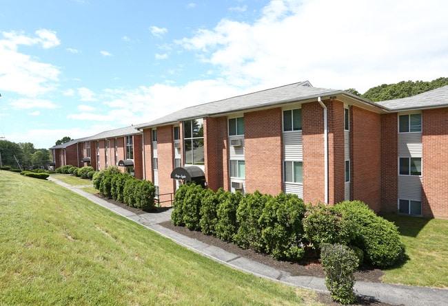 Nutmeg Woods in New London, CT - Building Photo - Building Photo