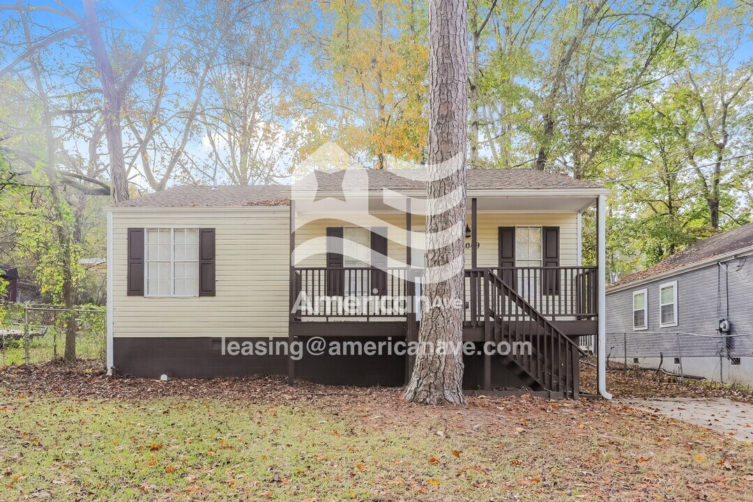 1049 Northwood Dr in Birmingham, AL - Building Photo