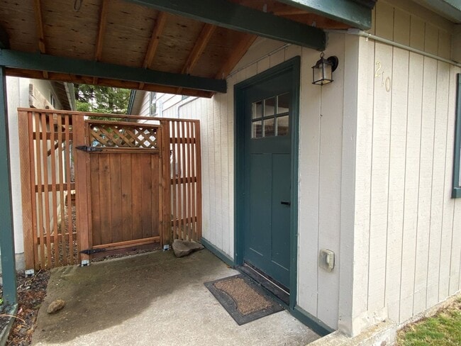 210 NW Roosevelt St in Stevenson, WA - Building Photo - Building Photo