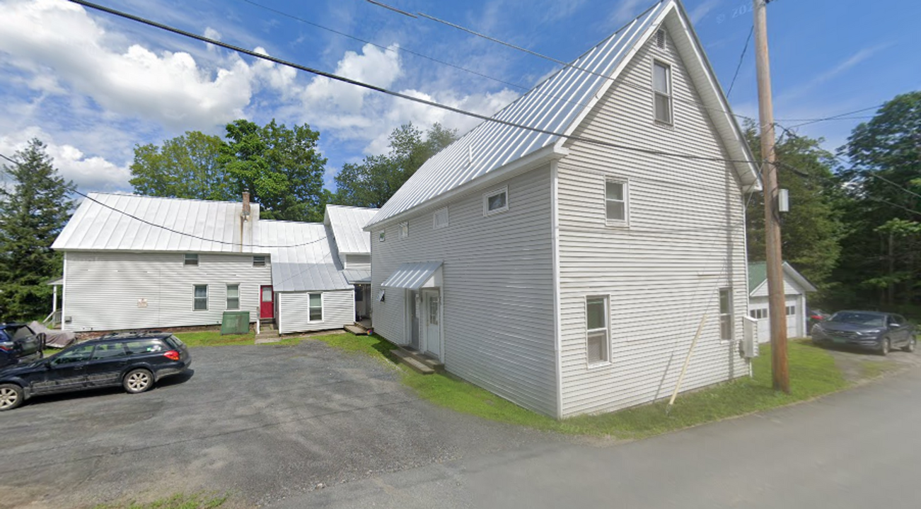 224 Rainbow St in Royalton, VT - Foto de edificio