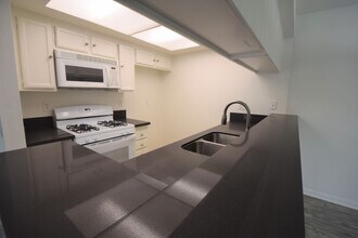 12352 Burbank Blvd, Unit 102 in Los Angeles, CA - Building Photo - Building Photo