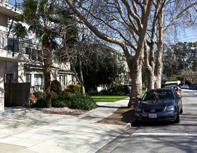 1232 Floribunda Ave in Burlingame, CA - Foto de edificio - Building Photo