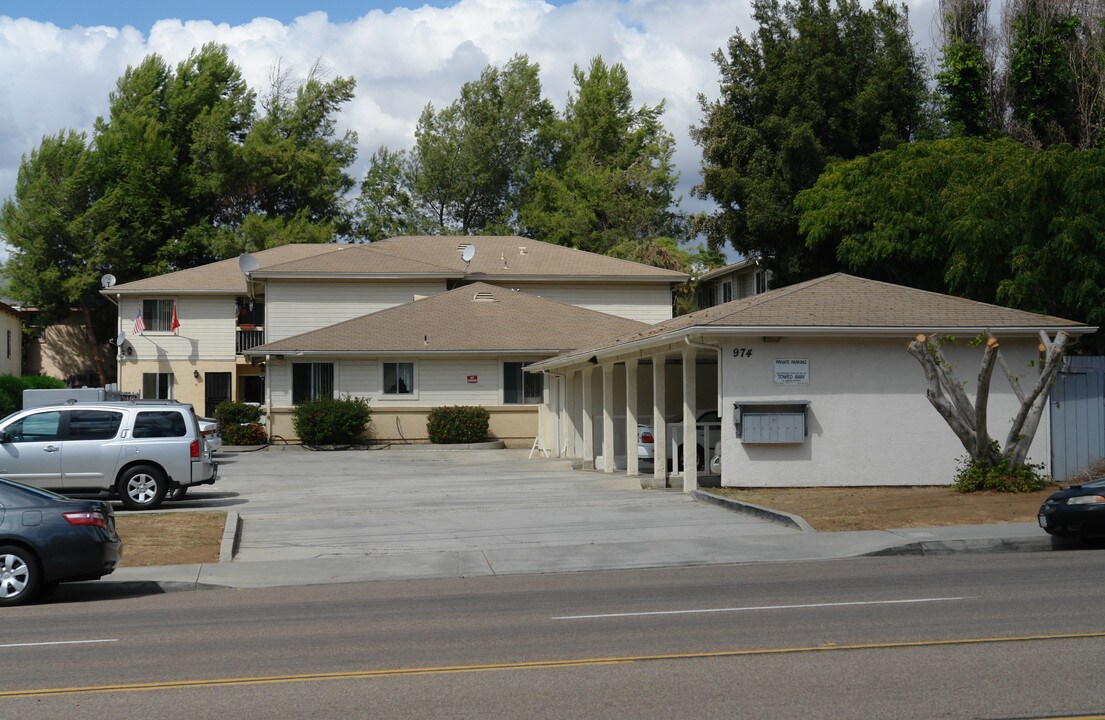 974 E Chase St in El Cajon, CA - Foto de edificio