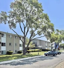 Woodward Court Apartments in Royal Oak, MI - Foto de edificio - Building Photo