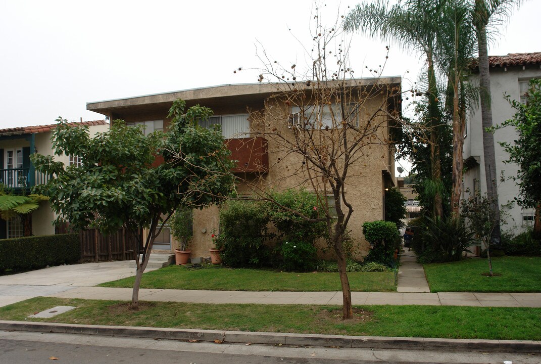 10516 Eastborne Ave in Los Angeles, CA - Building Photo