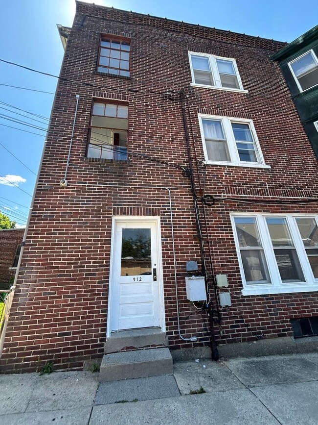 property at 912 S 7th St