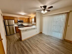 2042 Cliff Alex Ct S, Unit 3 in Waukesha, WI - Foto de edificio - Building Photo