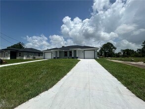 873 Duplex St E in Lehigh Acres, FL - Building Photo - Building Photo