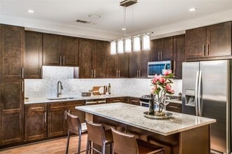 4719 Cole Ave in Dallas, TX - Foto de edificio - Building Photo