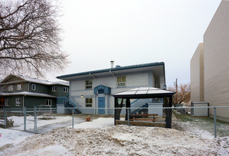 9526 103rd Ave NW in Edmonton, AB - Building Photo - Primary Photo