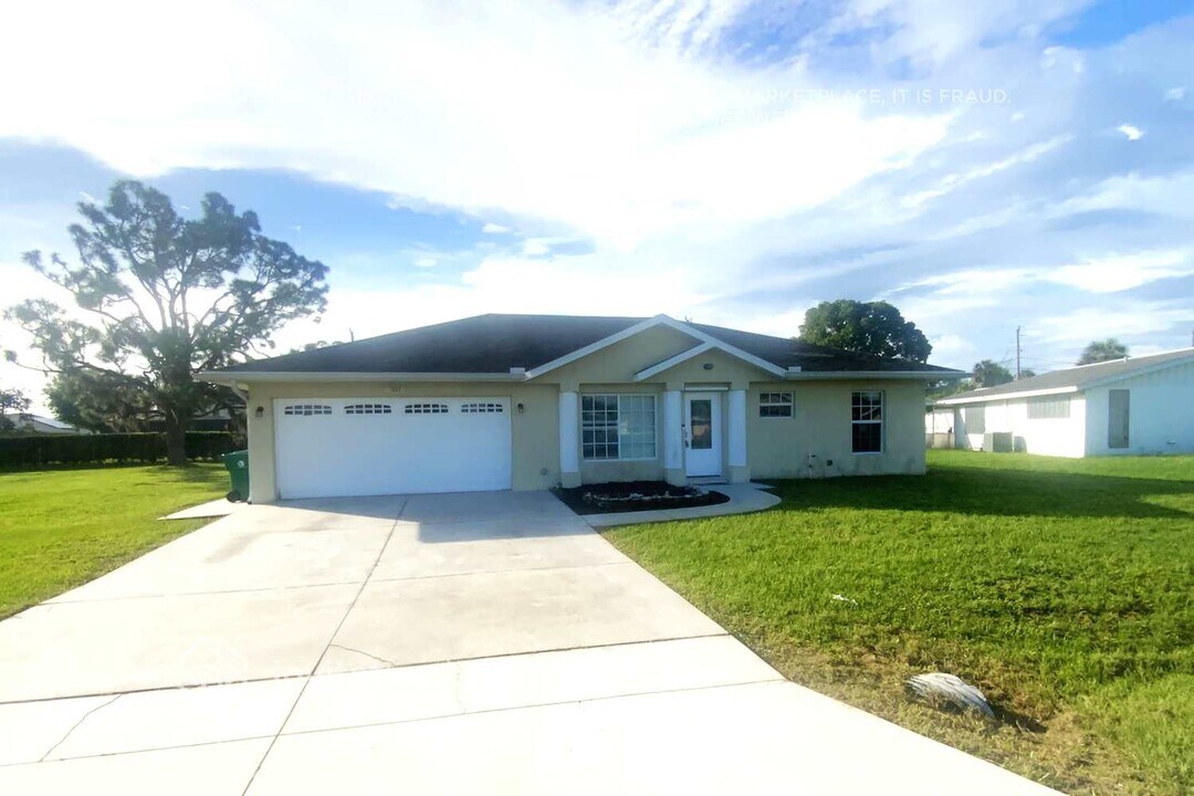 707 Hartford Dr NW in Port Charlotte, FL - Building Photo