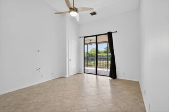 5475 Verona Dr, Unit UnitJ in Boynton Beach, FL - Building Photo - Building Photo