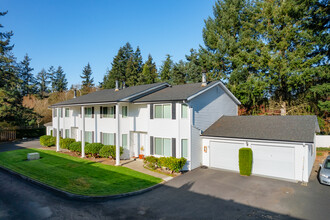 Twin Lakes Condominiums in Federal Way, WA - Building Photo - Building Photo